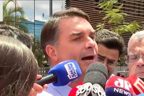 Folha diz que Flávio é golpista e que não existe "bolsonarismo moderado"