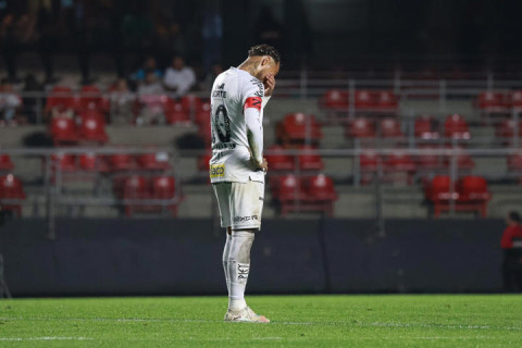 Santos, Inter ou Vasco? IA crava gigante rebaixado no Brasileirão