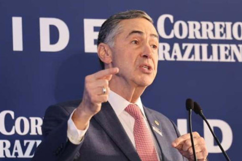 Barroso alerta para riscos da inteligência artificial e pede regulação para proteger democracia