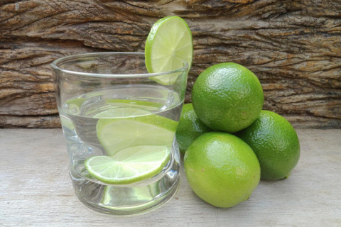 A verdade sobre o hábito de beber água com limão todas as manhãs: é bom ou ruim?