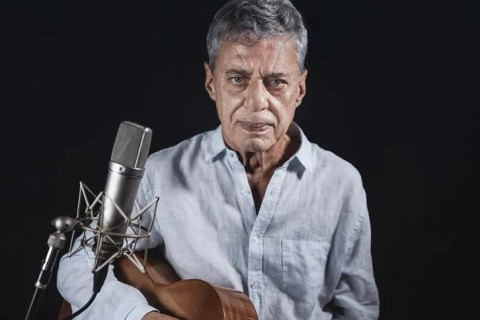 Ratinho foge da Justiça em ação movida por Chico Buarque e pode até ser preso