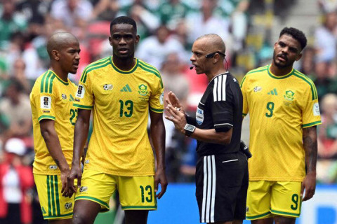 Wilton Sampaio expulsa três jogadores no 1º jogo da Copa do Mundo e viraliza falando inglês