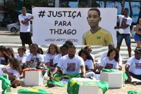 No Rio, manifestantes cobram justiça por Thiago Menezes Flausino PMs são acusados de matar adolescente em 2023; eles vão a júri popular