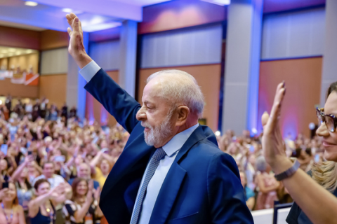 Lula é recebido com gritos de “sem anistia” em show de Maria Bethânia