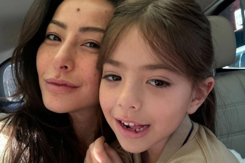 Sabrina Sato comenta uso controlado de telas na criação da filha