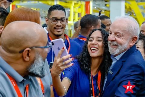 O presidente Lula participou, na manhã desta quinta-feira (9), da inauguração da fábrica da montadora chinesa BYD, no complexo industrial de Camaçari, na Bahia.