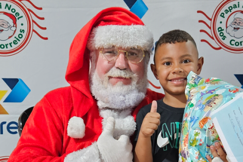 Papai Noel dos Correios realiza 300 mil sonhos de crianças em todo o Brasil