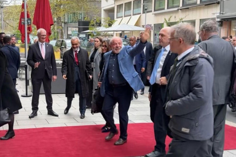 Lula chega a Alemanha para encontro com Friedrich Merz