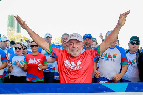 Lula defende a soberania educacional do país Presidente participou da caminhada em homenagem aos 95 anos do MEC