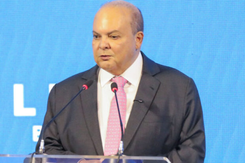 Governador de Brasília critica decisão do Banco Central e acusa PT e PSB de agirem contra o DF