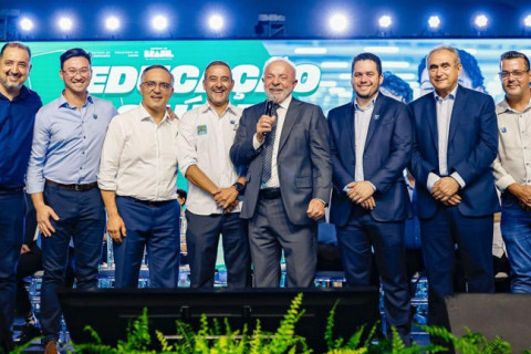 Lula posa com prefeitos do PL e brinca: Valdemar vai bater neles