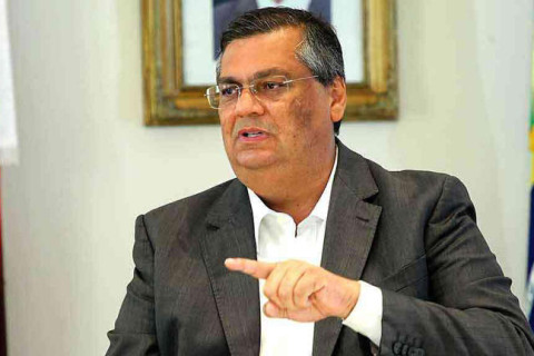 Passageira de avião, extremista, agride o ministro Dino e é indiciada