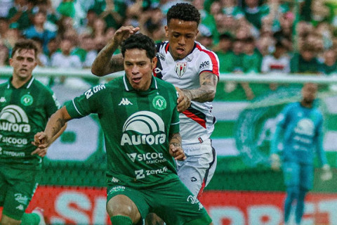 Chapecoense faz o dever de casa, aproveita tropeço dos rivais e conquista o acesso