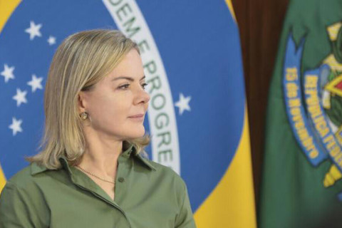 URGENTE: Gleisi chama 6º relatório de Derrite de “lambança” e afirma que texto enfraquece a Polícia Federal