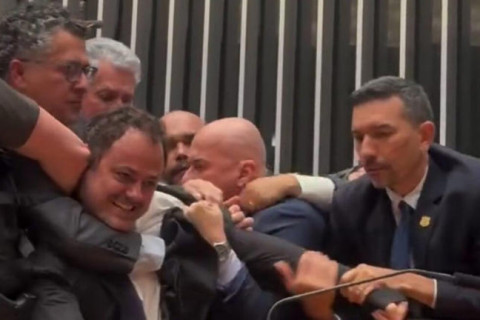 O sepulcro da democracia Violência na Câmara autorizada por Hugo Motta expõe escalada autoritária