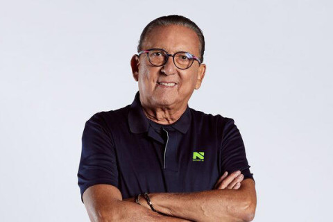 Galvão Bueno recebe alta de hospital após ser internado por pneumonia e celebra: ‘Estou com vocês’