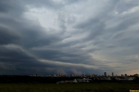 Frente fria provoca rajadas de vento e chuva intensa em várias cidades do Paraná Cascavel registrou rajada de vento de 59km/h