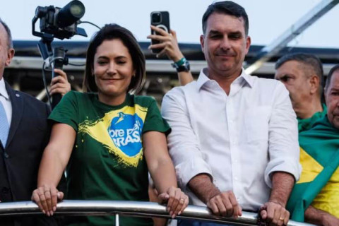 Após briga pública, Michelle reage a candidatura de Flávio Bolsonaro à presidência