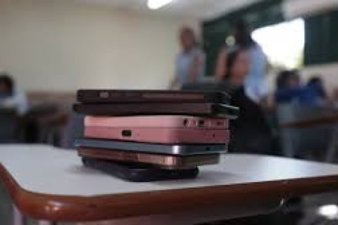 Pesquisa do MEC avaliará restrição do uso de celulares em escolas