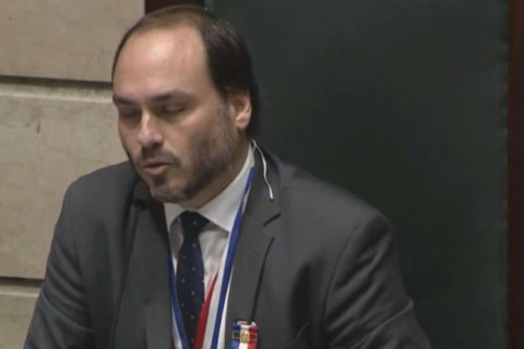 Carlos Bolsonaro ataca articulação da direita por Tarcísio: “tentativa desesperada”