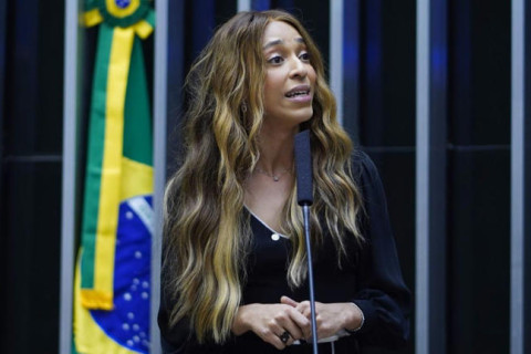 Erika Hilton pede para Justiça fiscalizar preços abusivos em praias