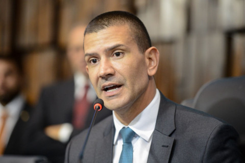 No RJ, Douglas Ruas é eleito presidente da Alerj e novo governador Votação contou com 45 votos a favor e a ausência de 22 parlamentares