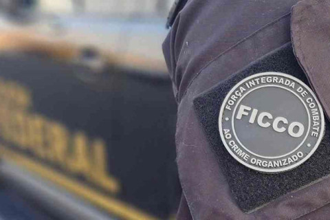 Operação cumpre mandados de busca em investigação sobre furto qualificado com envolvimento de funcionário da instituição financeira em Rondônia.