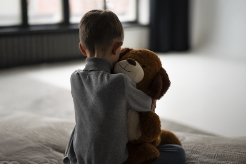 Filhos de vítimas de feminicídio podem pedir pensão especial Valor de um salário mínimo é para órfãos com menos de 18 anos