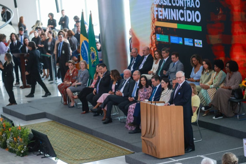 Pacto promete acelerar medidas protetivas para mulheres ameaçadas Três Poderes se unem para combater o feminicídio