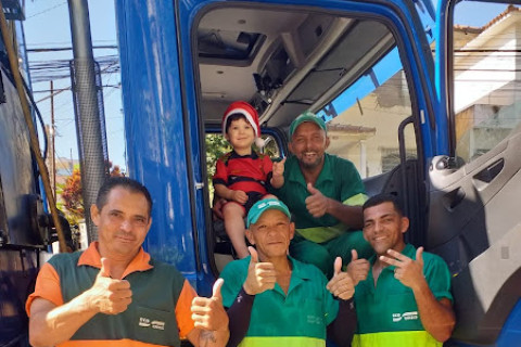A Profissão Pouco Lembrada, Mas Vista Todos os Dias: O Gari, Guardião da Limpeza e da Dignidade Urbana