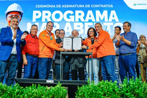 “Precisamos construir uma soberania energética”, diz Lula durante assinatura de contratos da Petrobras para construção de navios