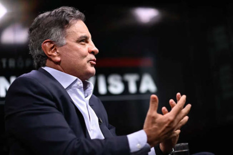Aécio Neves aconselha Tarcísio a adotar postura mais centrista para eleições de 2026