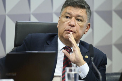 Presidente da CPMI do INSS critica Dino por permitir silêncio de depoente