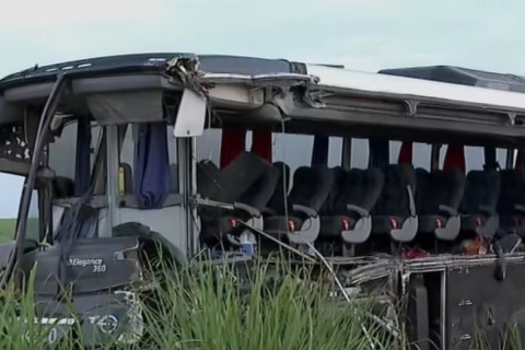 Acidente com ônibus universitário deixa 12 mortos no interior de SP