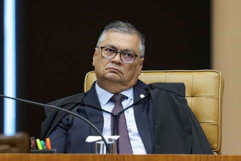 Dino proíbe criação de leis que permitam salários acima do teto