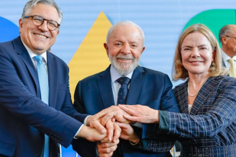 Gleisi Hoffmann e Alexandre Padilha tomam posse como ministros  Mandatários das relações institucionais e da saúde já têm prioridades