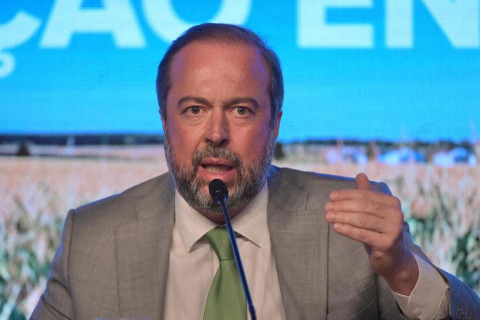 Ministro de Lula critica Zema após Trump taxar aço brasileiro: ‘entreguista’ e ‘lambe-botas’