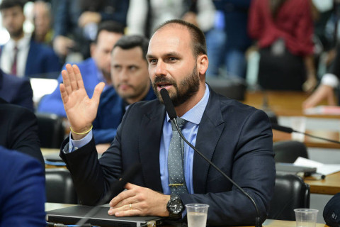 PGR analisará pedidos para apreender passaporte de Eduardo Bolsonaro