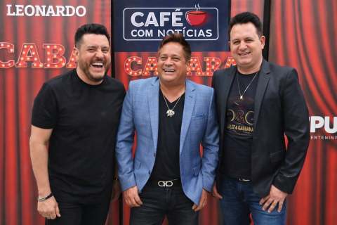 7 DE FEVEREIRO, ÀS 6H DA MANHÃ: LEONARDO, BRUNO & MARRONE COM O JORNALISTA DO POVO GILVANDRO NO CAFÉ COM NOTÍCIAS