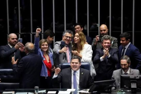 Senado aprova fim da escala 6x1 e PEC vai a promulgação Apenas um senador votou contra; saiba o que muda