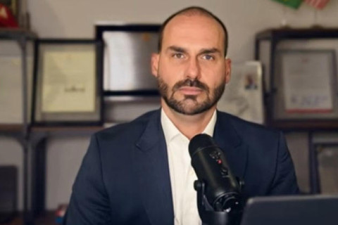 STF formaliza ação penal que torna Eduardo Bolsonaro réu por obstrução na trama golpista