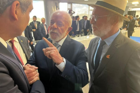 Lula vai ao Rio para desfile em sua homenagem, com aliados divididos e sob alerta do TSE; encontro com fundador da Confraria deve ocorrer em camarote