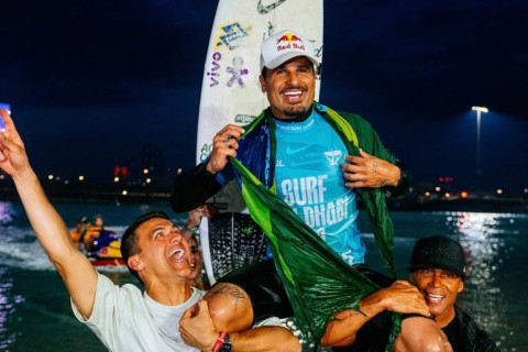 Ítalo Ferreira vence em Abu Dhabi e é o número um do surfe mundial Depois de garantir vitória, Ítalo surfou com a bandeira do Brasil