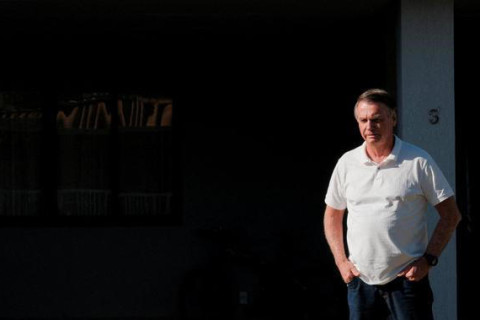 Médicos são chamados às pressas após piora de saúde de Bolsonaro, diz Carlos