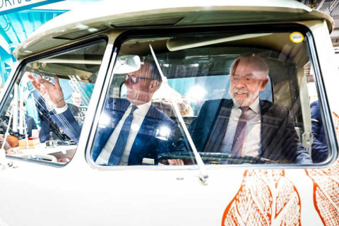 Lula dá carona de Kombi para chanceler alemão e faz desabafo