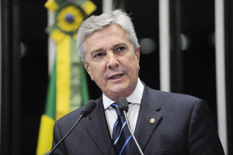 Após ser preso, Collor perde apoio partidário e se vê abandonado pelo bolsonarismo