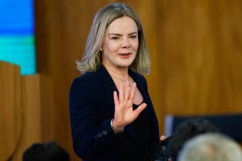Gleisi defende permanência de Lupi no governo, mas diz que se houver algo no futuro será afastado