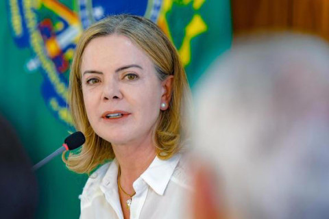 Gleisi celebra vitória da esquerda e da democracia em Portugal