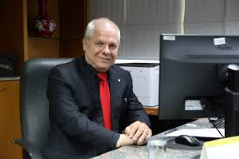 Presidente no INSS é exonerado após megaoperação da PF e da CGU Ação combate descontos não autorizados; Lula determinou a demissão
