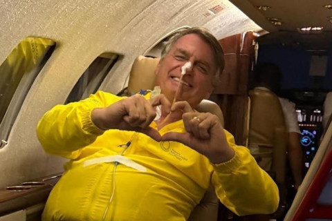 Bolsonaro decola de Natal com destino a Brasília, onde deve passar por cirurgia